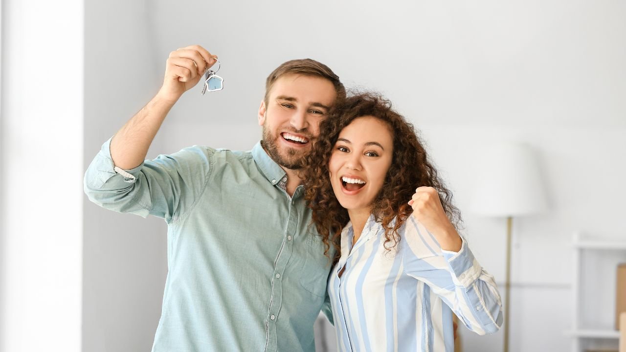 Uśmiechnięty mężczyzna i kobieta.