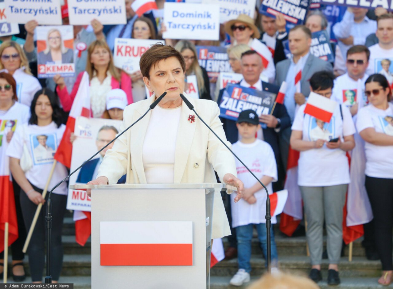 Beata Szydło przemawia w bieli