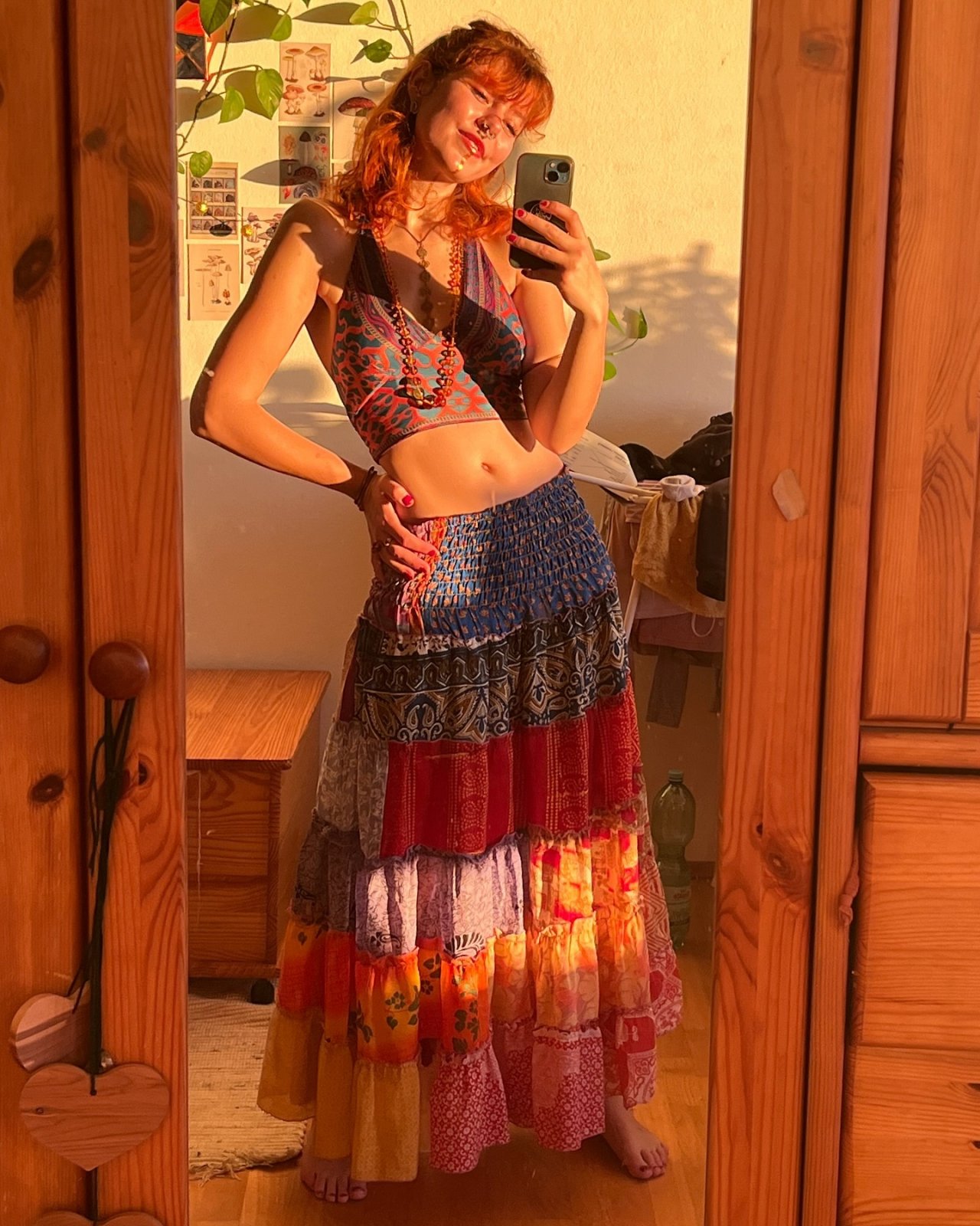 Kobieta w ciuchach w stylu boho-chic.