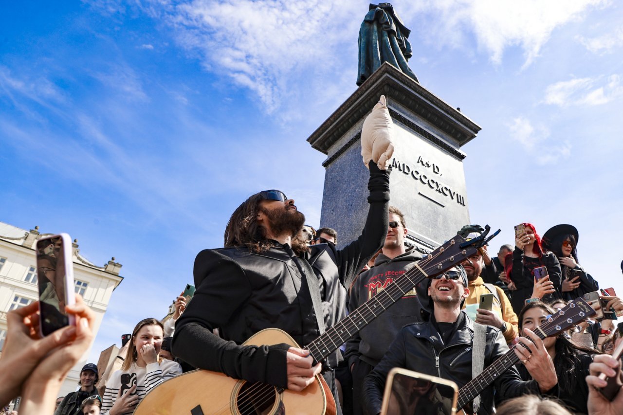 Jared Leto dał darmowy koncert na krakowskim rynku. Wymachiwał ...