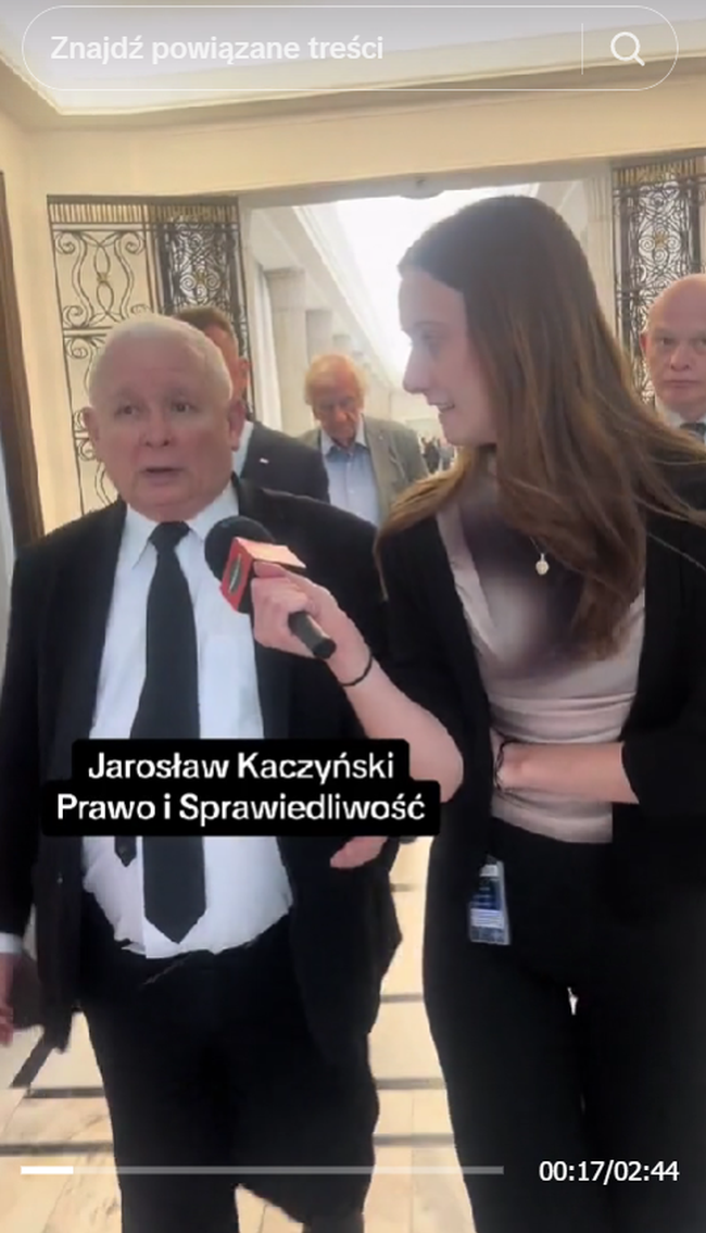 Jarosław Kaczyński w czarnym garniturze idzie po sejmowym korytarzu