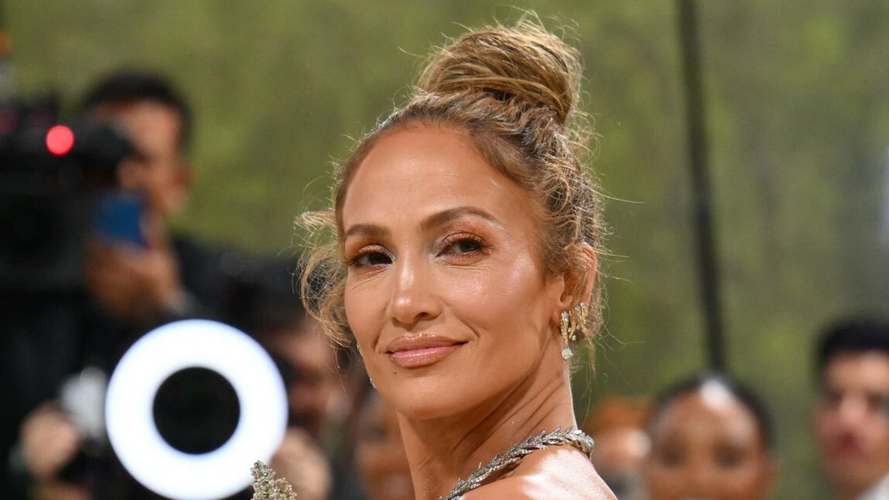 Met Gala 2024: Jennifer Lopez zakrzywiła czasoprzestrzeń! W perłowej sukience odmłodniała o 30 lat