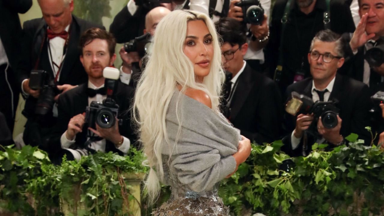Met Gala 2024: Kim Kardashian wyglądała pięknie, ale miała 1 ogromny problem. Wszystko się nagrało [wideo]