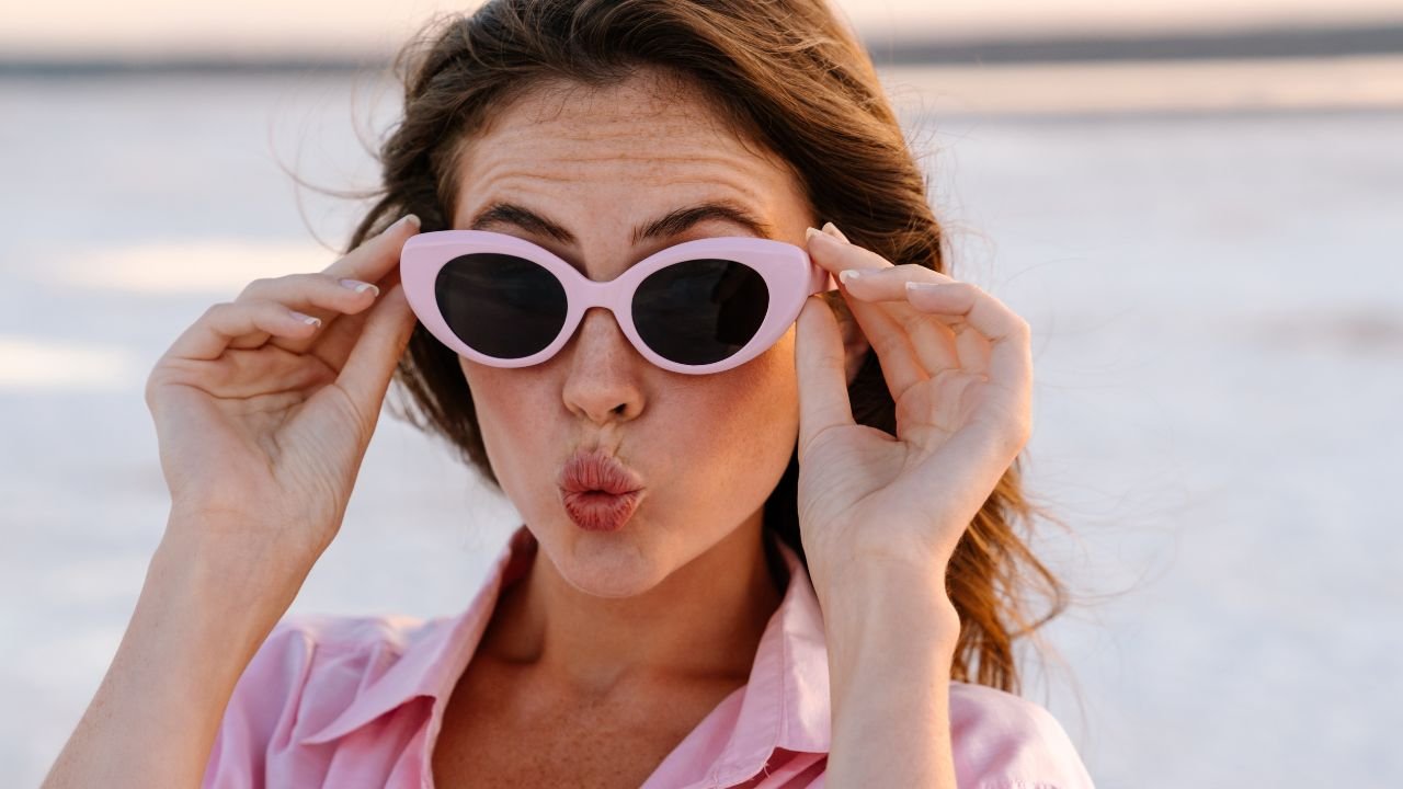 zbliżenie na twarz zdziwionej kobiety