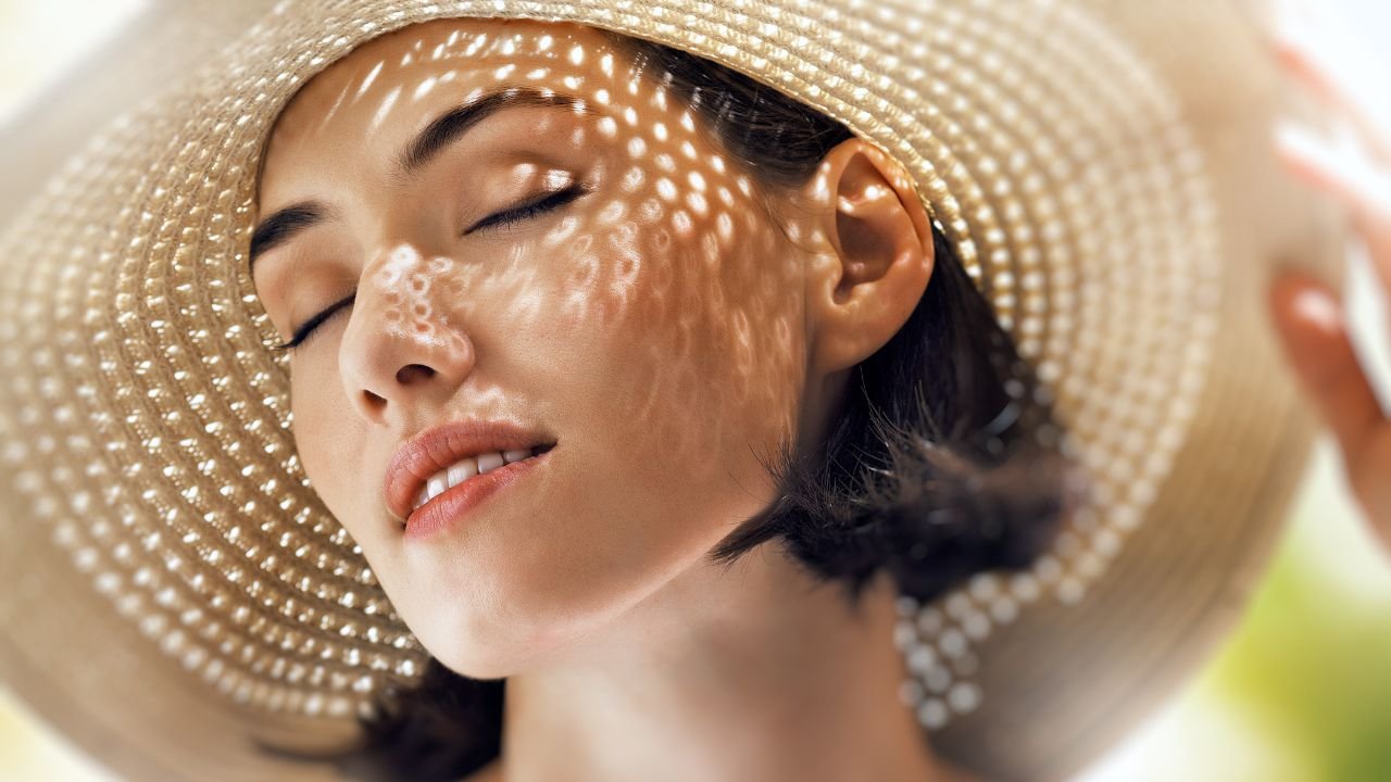 Jak pielęgnować skórę twarzy latem? Podpowiedzi dla zdrowia i urody