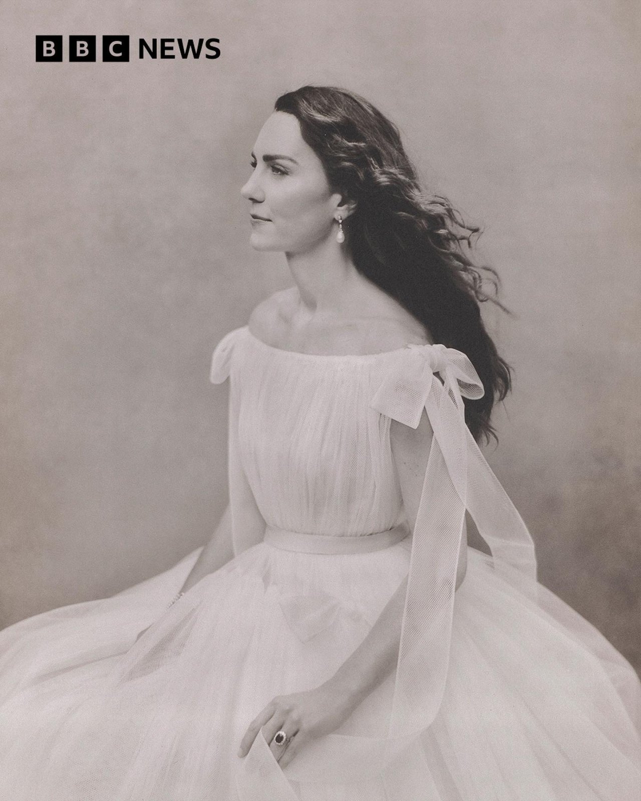 czarno-biała fotografia księżnej Kate