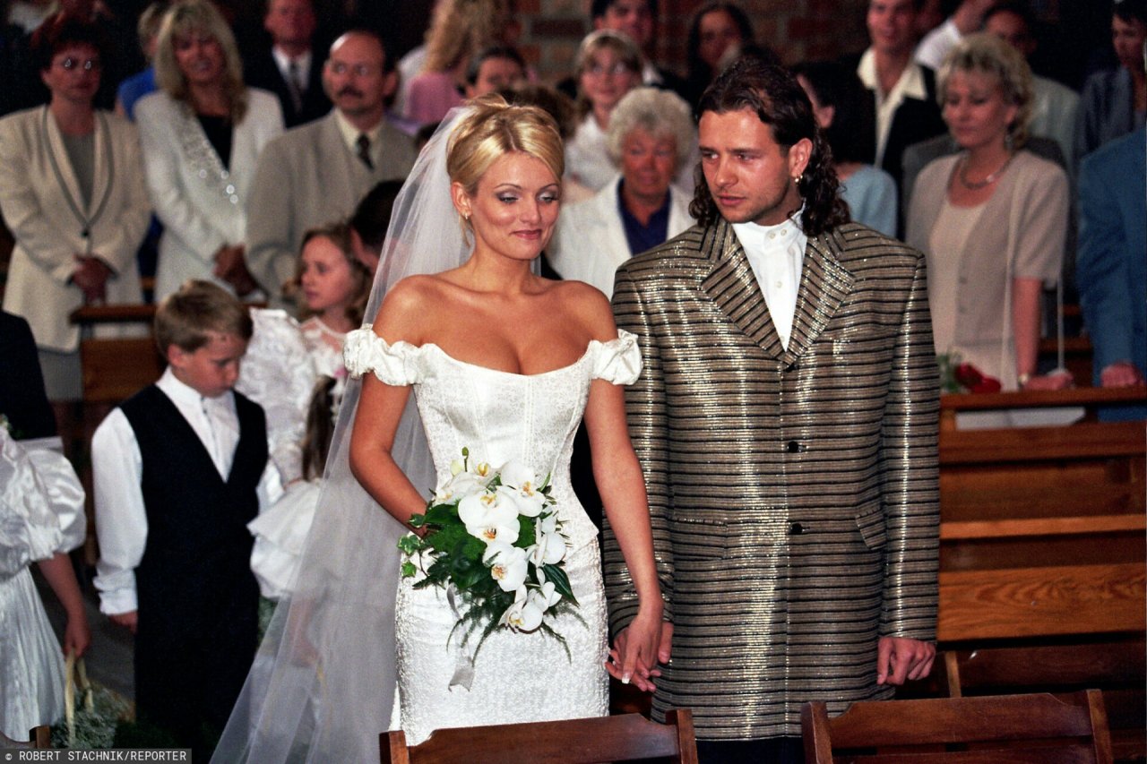 Sylwia Majdan w sukni ślubnej, Radosław Majdan w złotej marynarce na swoim ślubie