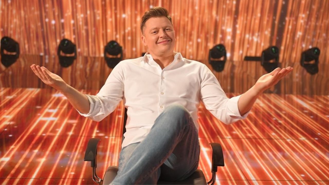 rafal-brzozowski siedzi w koszuli