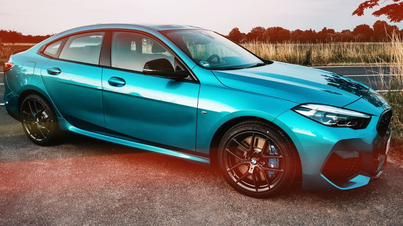 Samochód w turkusowym samochodzie