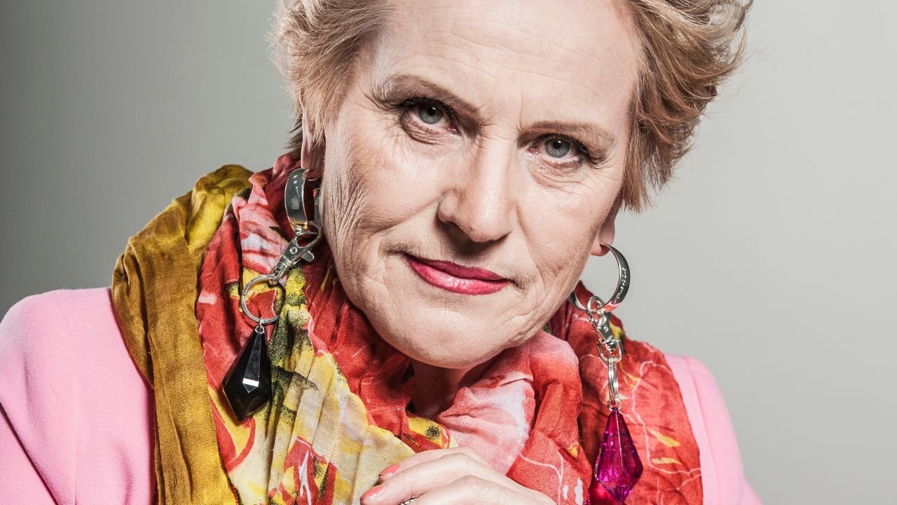 Zbliżenia na starszą panią w kolorowym szalu.