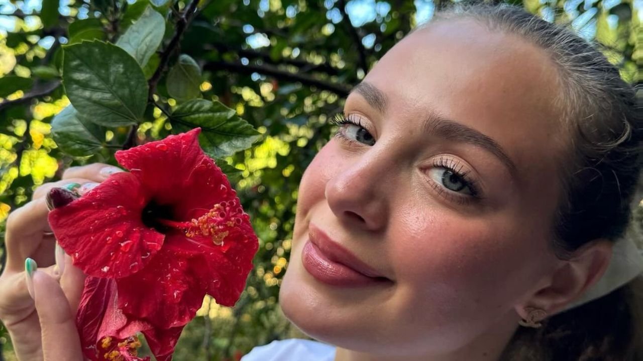 Wiktoria Gąsiewska zrzuciła fatałaszki i wypięła się do kamery. Nabrała "trochę ciałka"