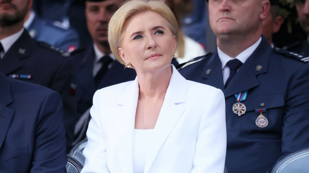 Agata Duda w białym garniturze na święcie Służby Ochrony Państwa. Ten sam zestaw nosiła w Tanzanii