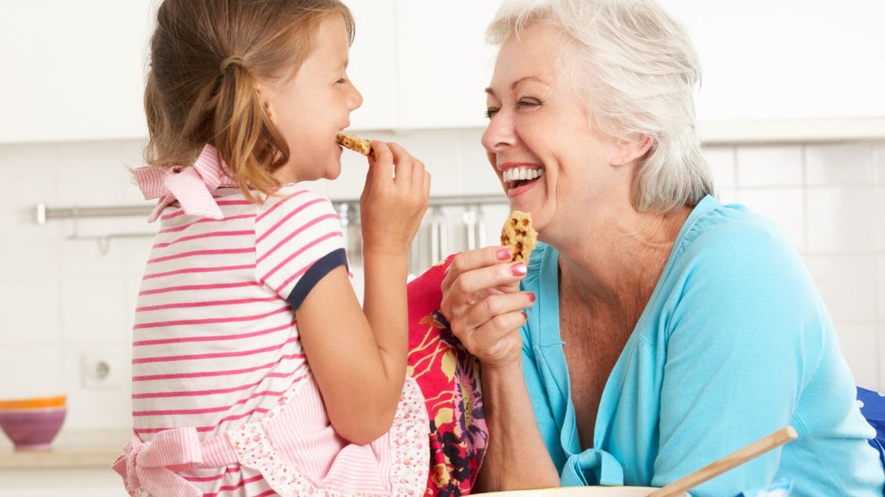 babcia bawi się z wnuczką