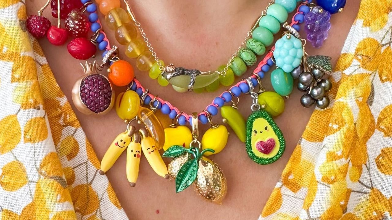 Biżuteria na lato 2024 — trendy, które warto znać. Duże kolczyki, warstwowe naszyjniki i znacznie więcej