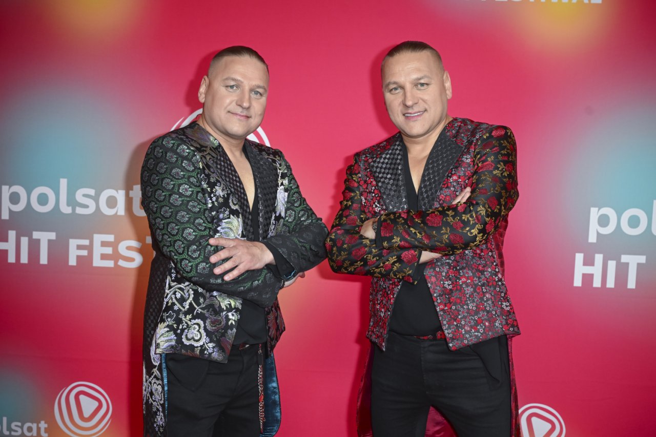 Dwóch Braci Golec w kolorowych marynarkach