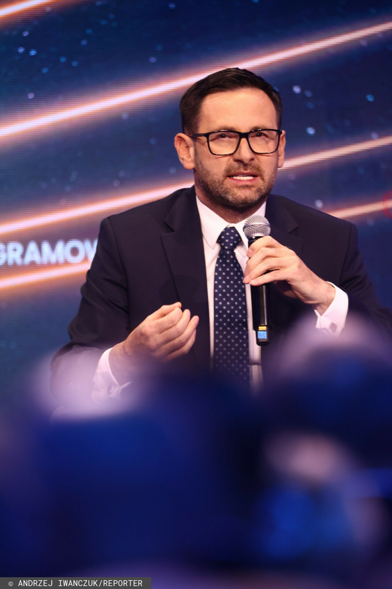 Daniel Obajtek w garniturze