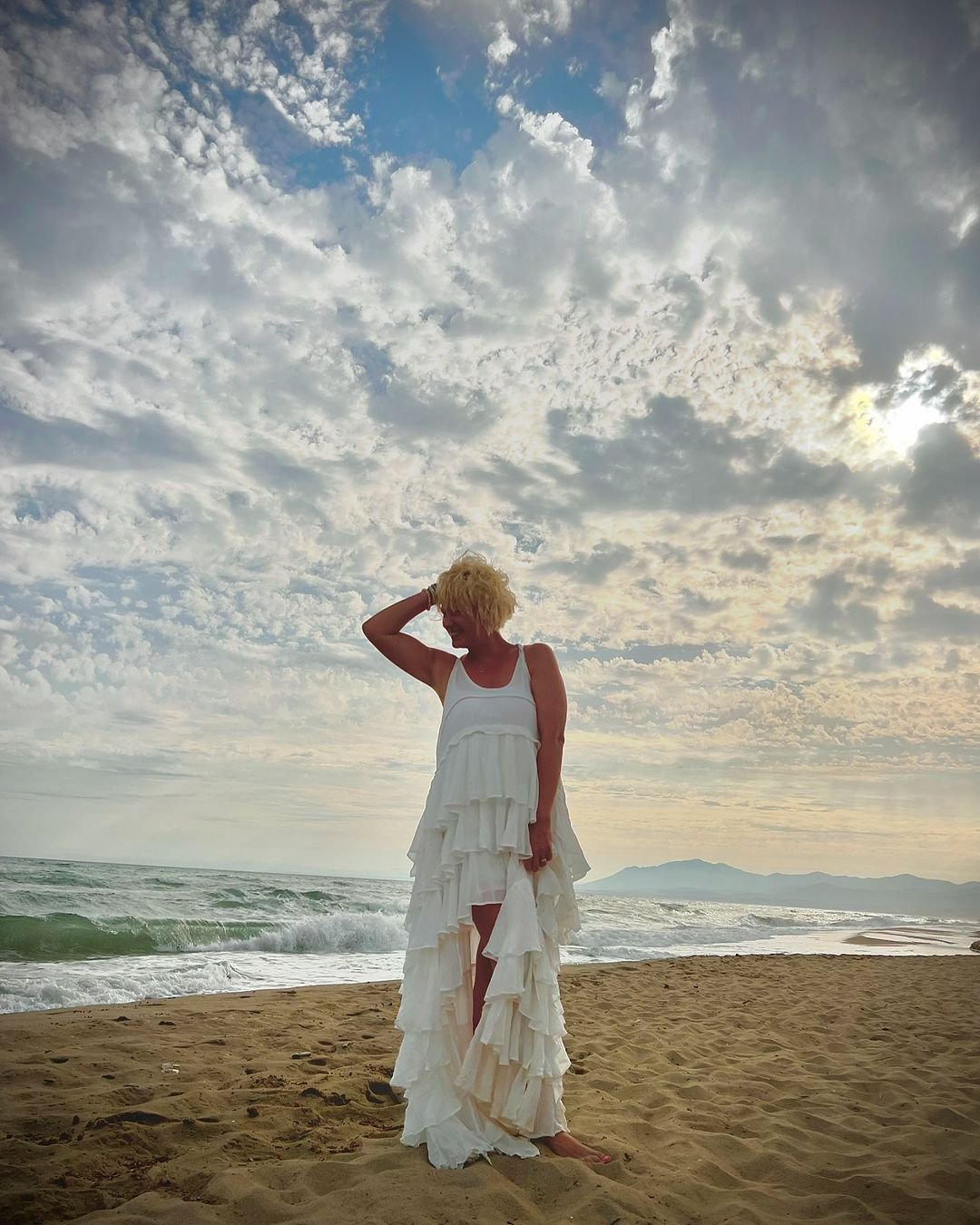 dorota szelągowska w białej sukience pozuje na plaży