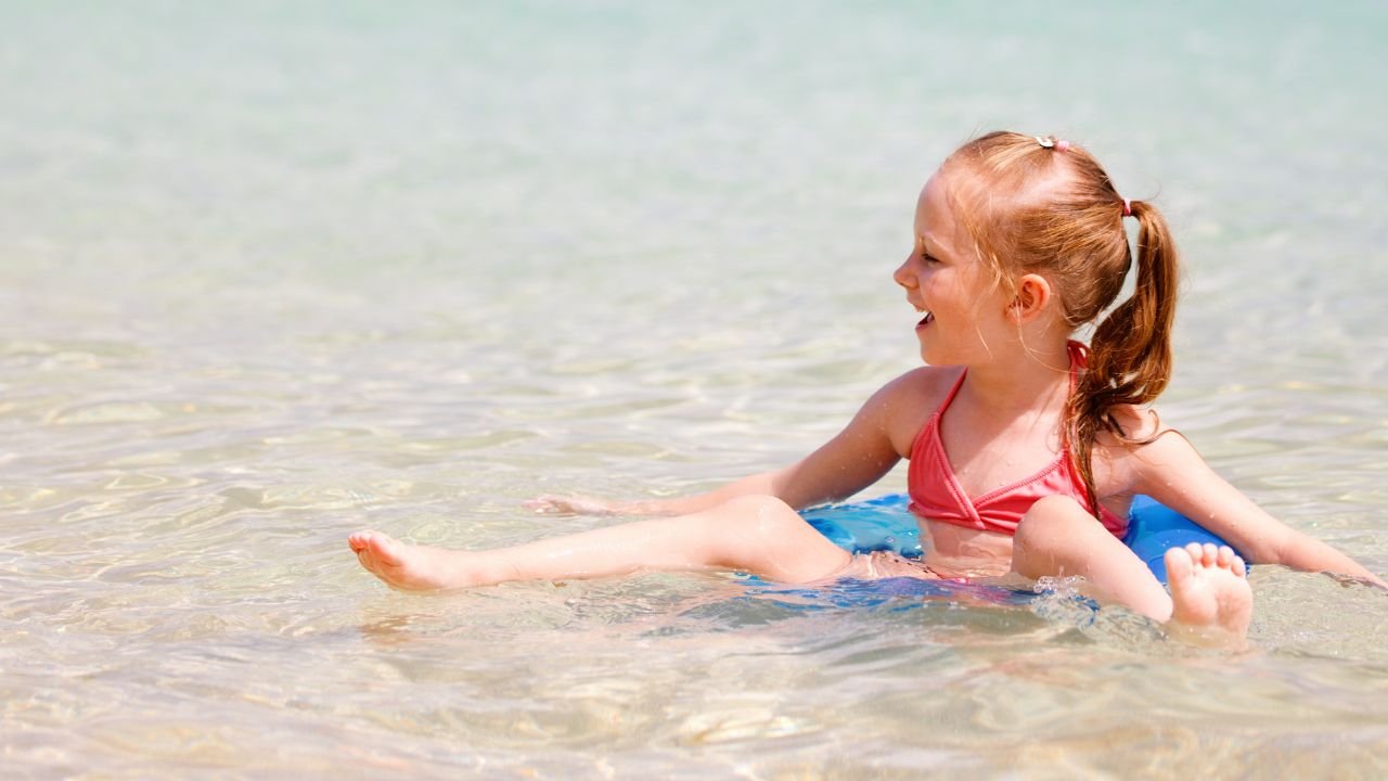 dziewcyznka kąpie się w morzu