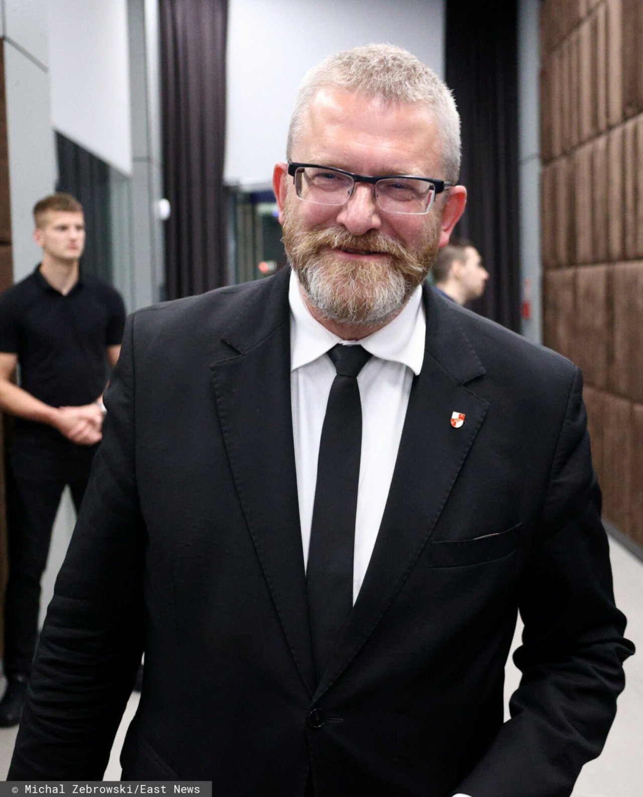 Grzegorz Braun w czarnej marynarce