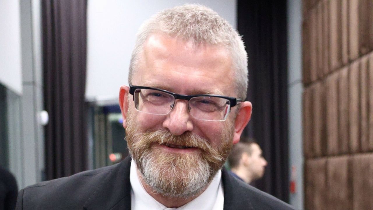 Grzegorz od gaśnicy dostał nową pracę w Europie. Internauci smucą się memami