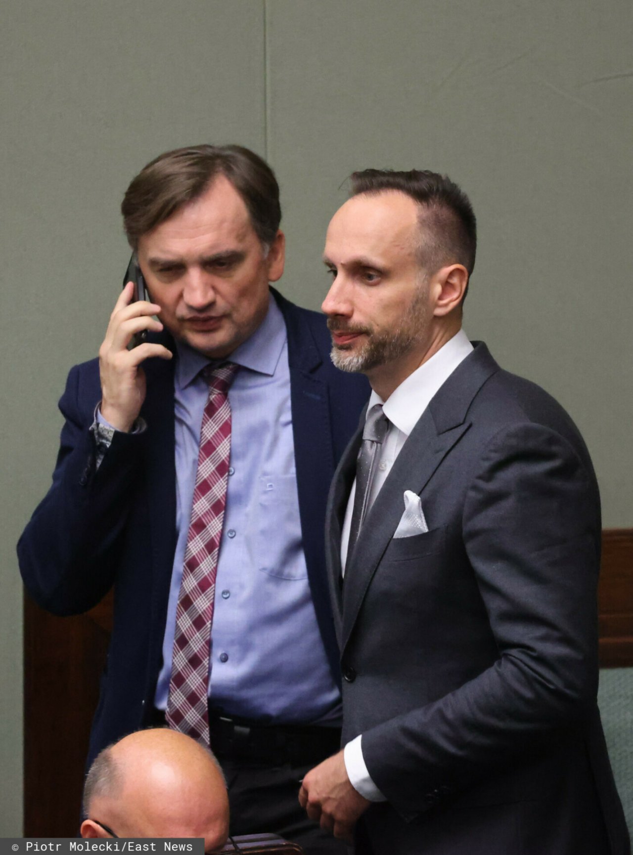 Janusz Kowalski smutny, Zbigniew Ziobro rozmawia przez telefon, Jarosław Kaczyński w czapce