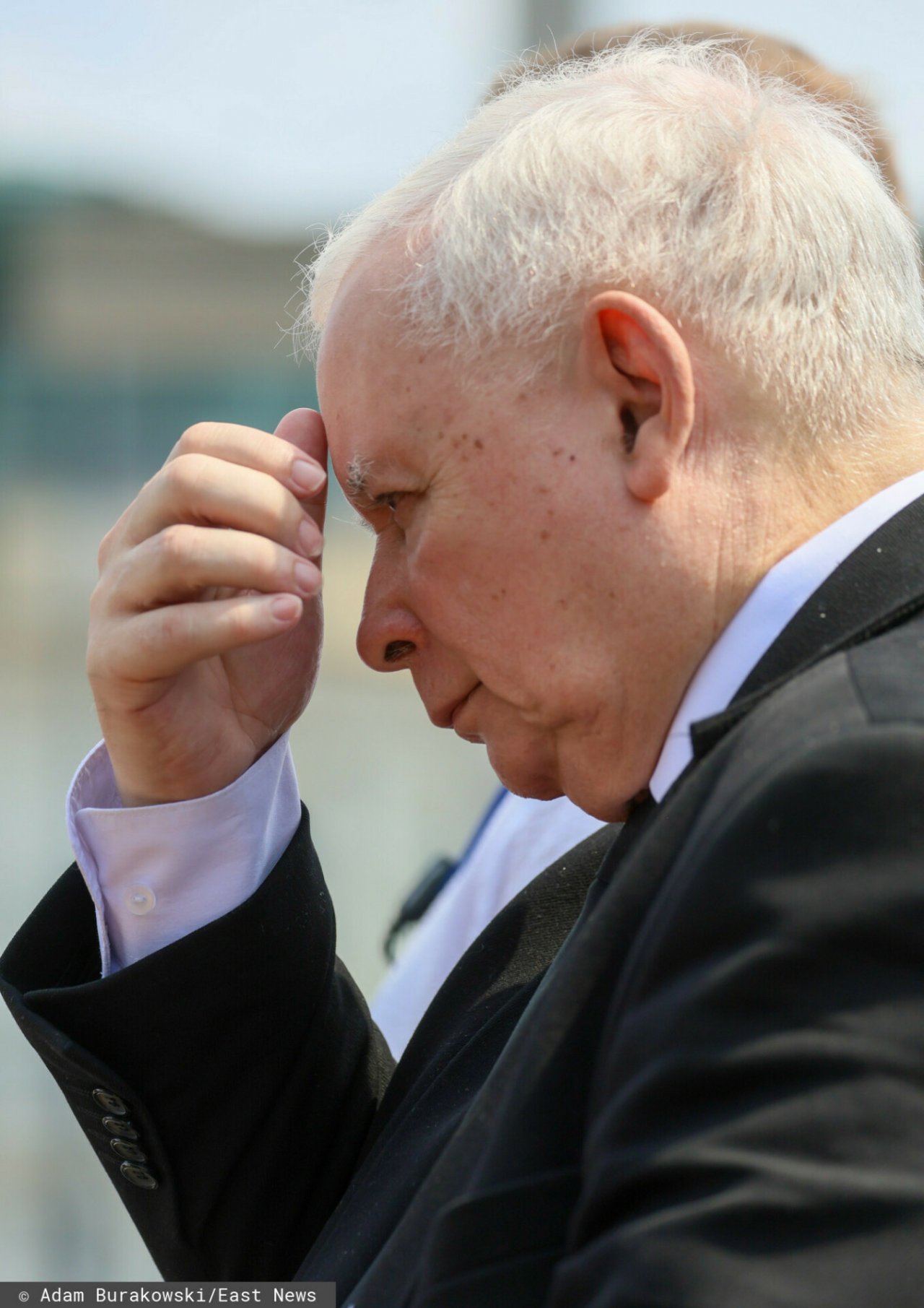 Jarosław Kaczyński dotyka ręka czoła
