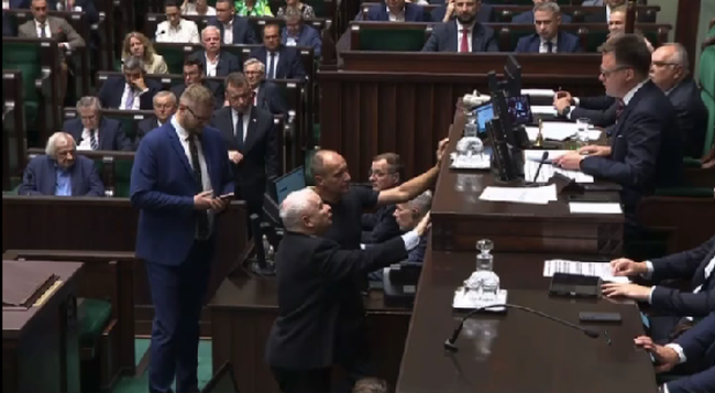 Jarosław Kaczyński, Paweł Kukiz, ręka podniesiona