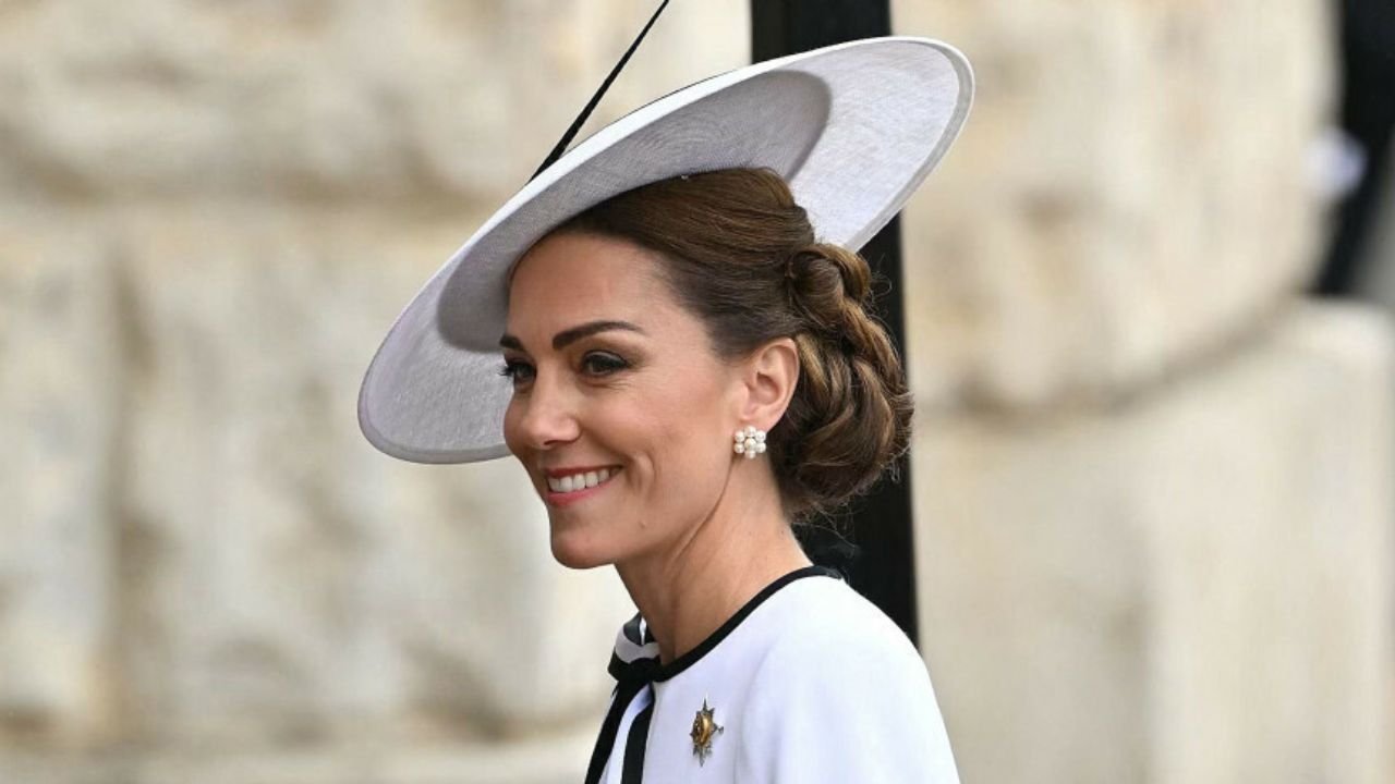 Księżna Kate pojawiła się na urodzinach króla. Włożyła białą sukienkę z dużą kokardą