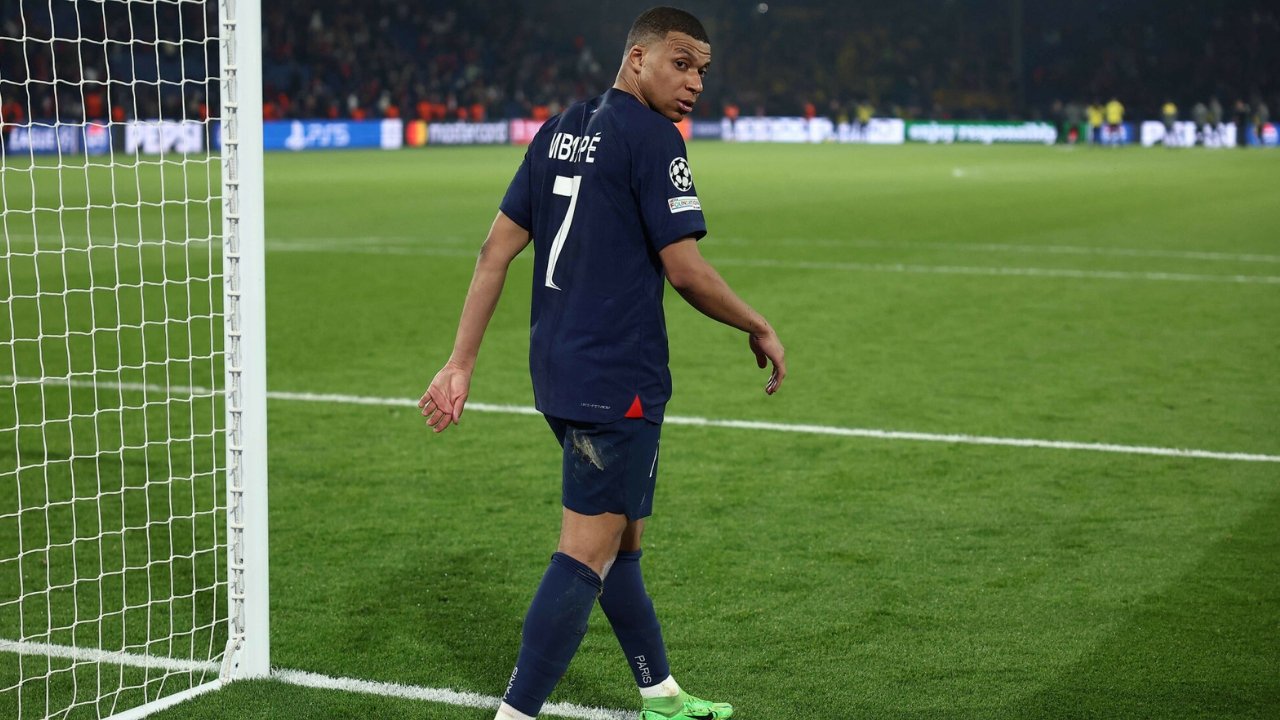 Mbappe dostał w jappę. Bidulek nie zagra w meczu z Polską. Sieć zalały memy