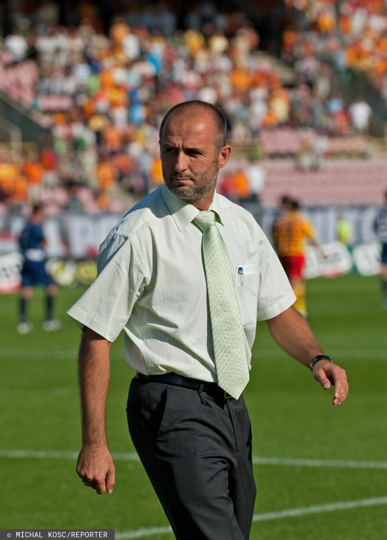 Michał Probierz w koszuli z krótkim rękawem i krawatem, 2009 rok
