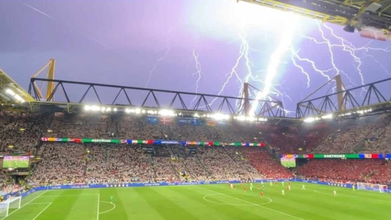 Niemcy pokonali Danię. Mecz został przerwany przez burzę (memy)