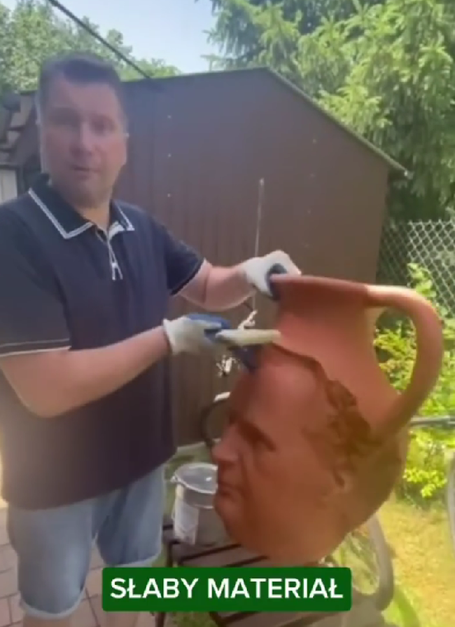 Przemysław Czarnek z dzbanem