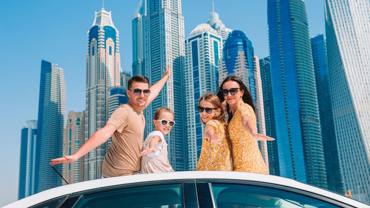 "Szkoła jeszcze się nie skończyła, a my już ślemy pozdrowienia z wakacji w Dubaju"