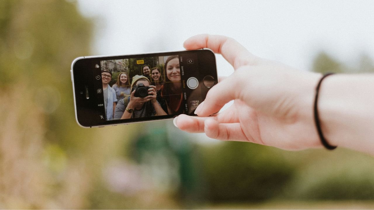 Smartfonie w dłoni w trakcie wykonywania selfie