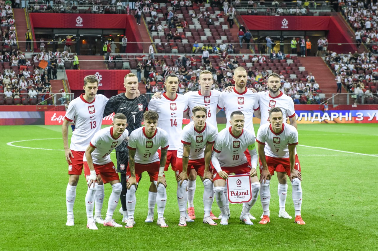 reprezentacja Polski w piłce nożnej na murawie stadionu narodowego w biało-czerwonych strojach
