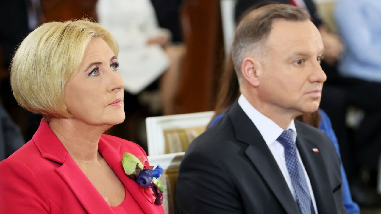 Agata Duda w sukience przypominającej zachmurzone niebo. Pomogła seniorce o lasce