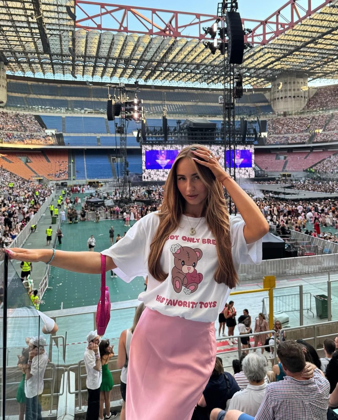 Angelika Mucha w białym t-shircie z misiem i różowej spódnicy na koncercie na stadionie