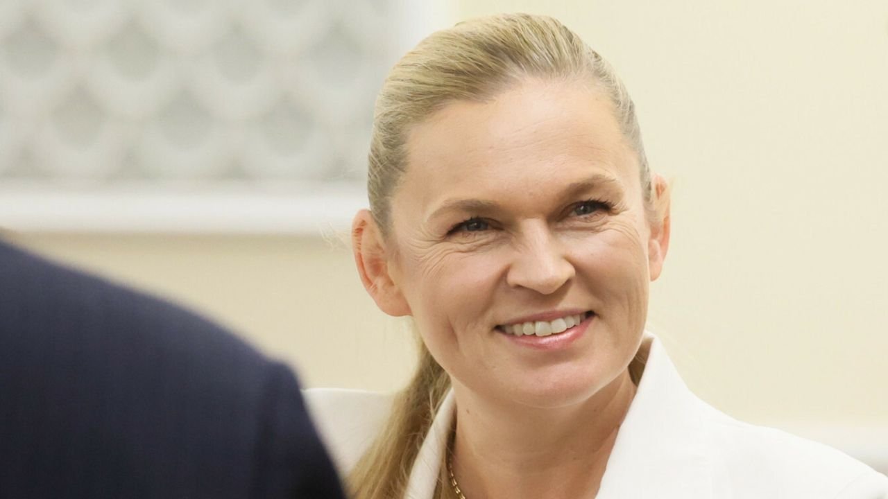 To koniec smartfonów w polskich szkołach? Nowacka po rozmowie z Tuskiem: "Decyzja przyspieszona"