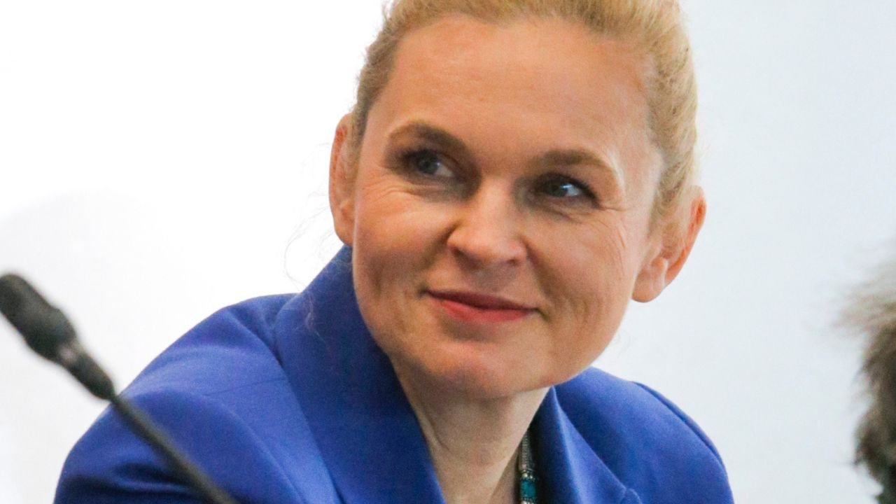 Barbara Nowacka na Open'er Festivalu w czarnym kombinezonie i jeansowej katanie. Stylowo