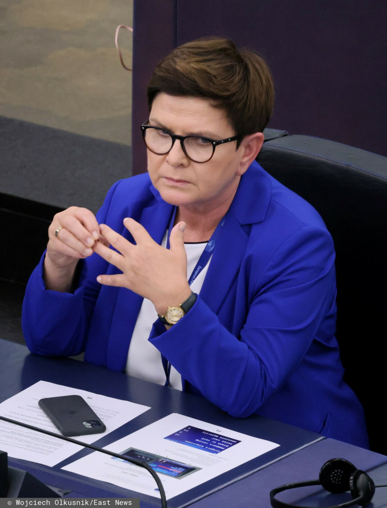 Beata Szydło w niebieskiej marynarce i białej bluzce