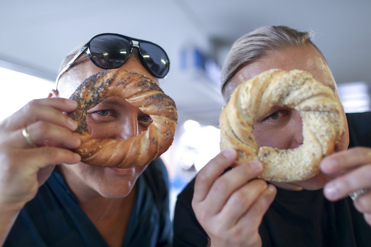 Bracie Golec trzymają precle w ręku