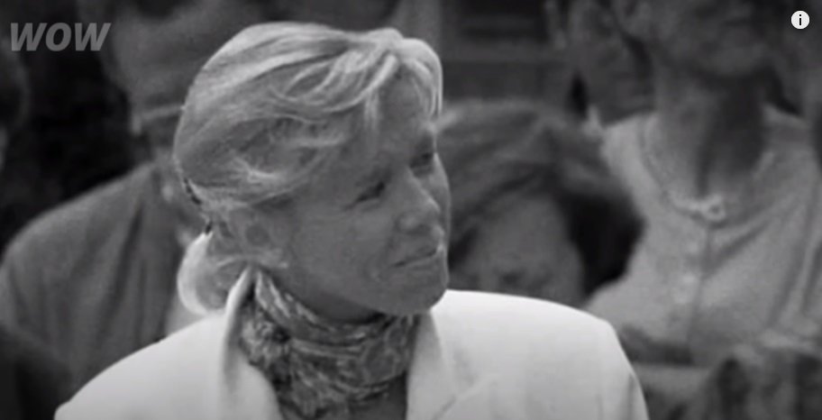 zbliżenie na twarz Brigitte Macron w młodości