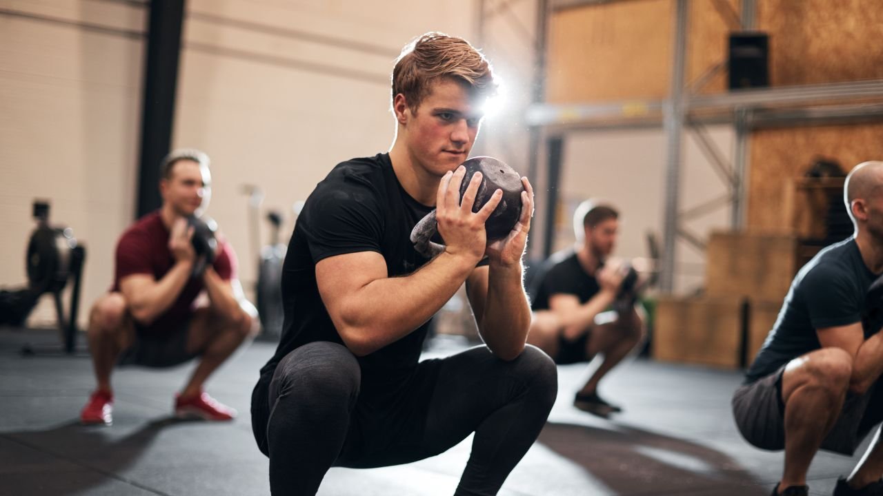 Grupa ćwiczących mężczyzn.