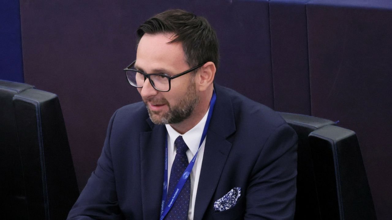 Danielos wyspowiadał się z majątku. Ze współpracy z Węgrami zgarnia więcej, niż z etatu w Brukseli