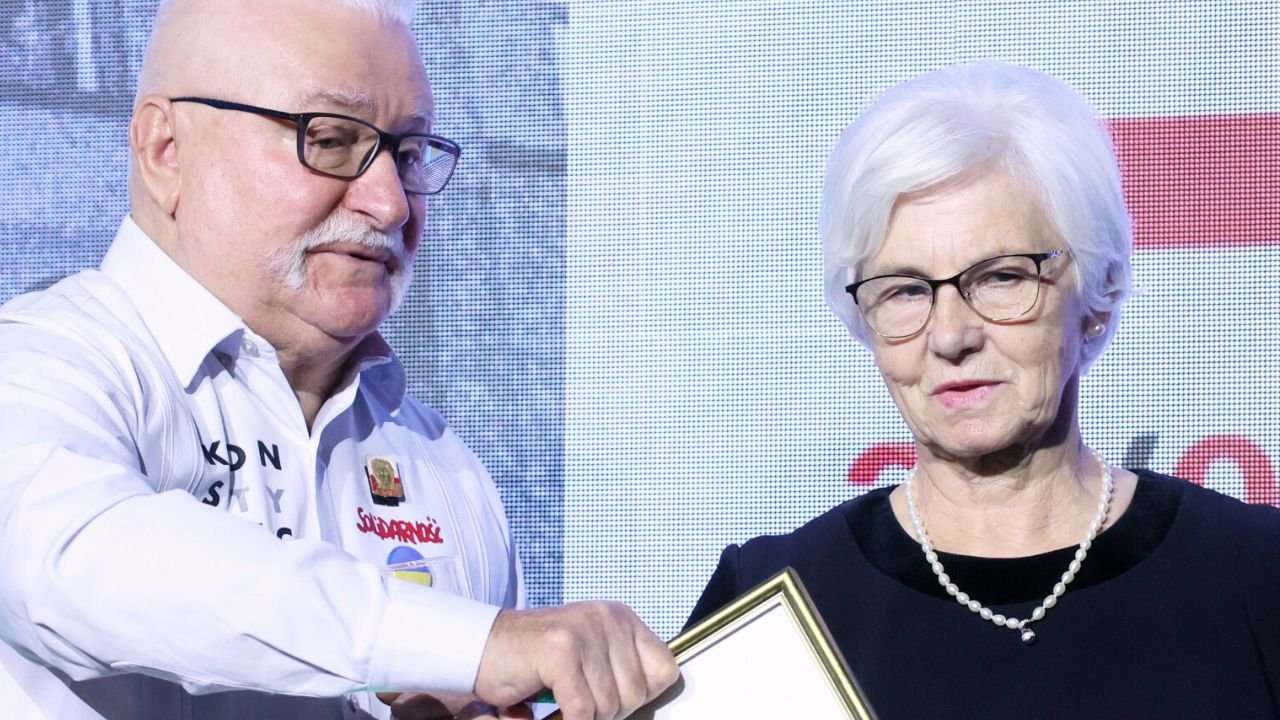 Danuta od Lecha miała klasę. Garsonki, marynarki, sukienki midi. Przypominamy jej najlepsze stylizacje
