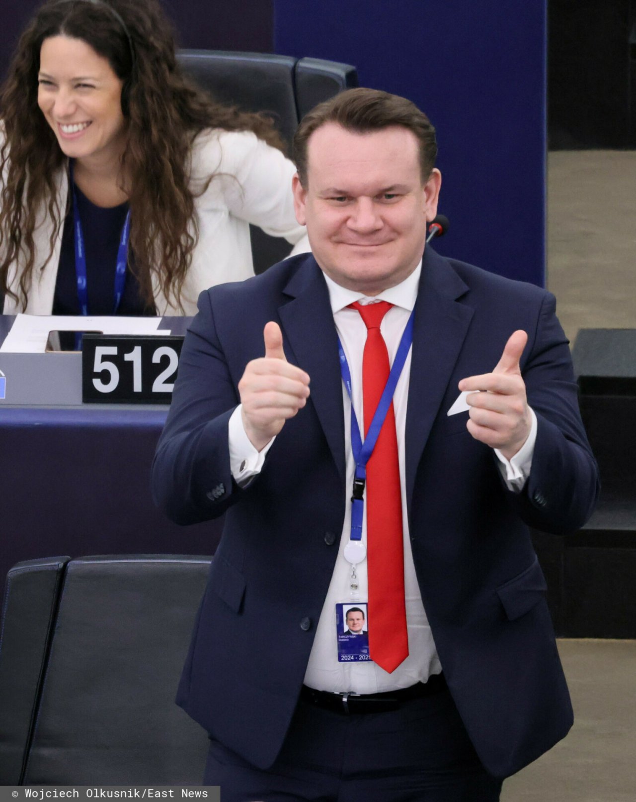 Dominik Tarczyński pokazuje kciuki w górę