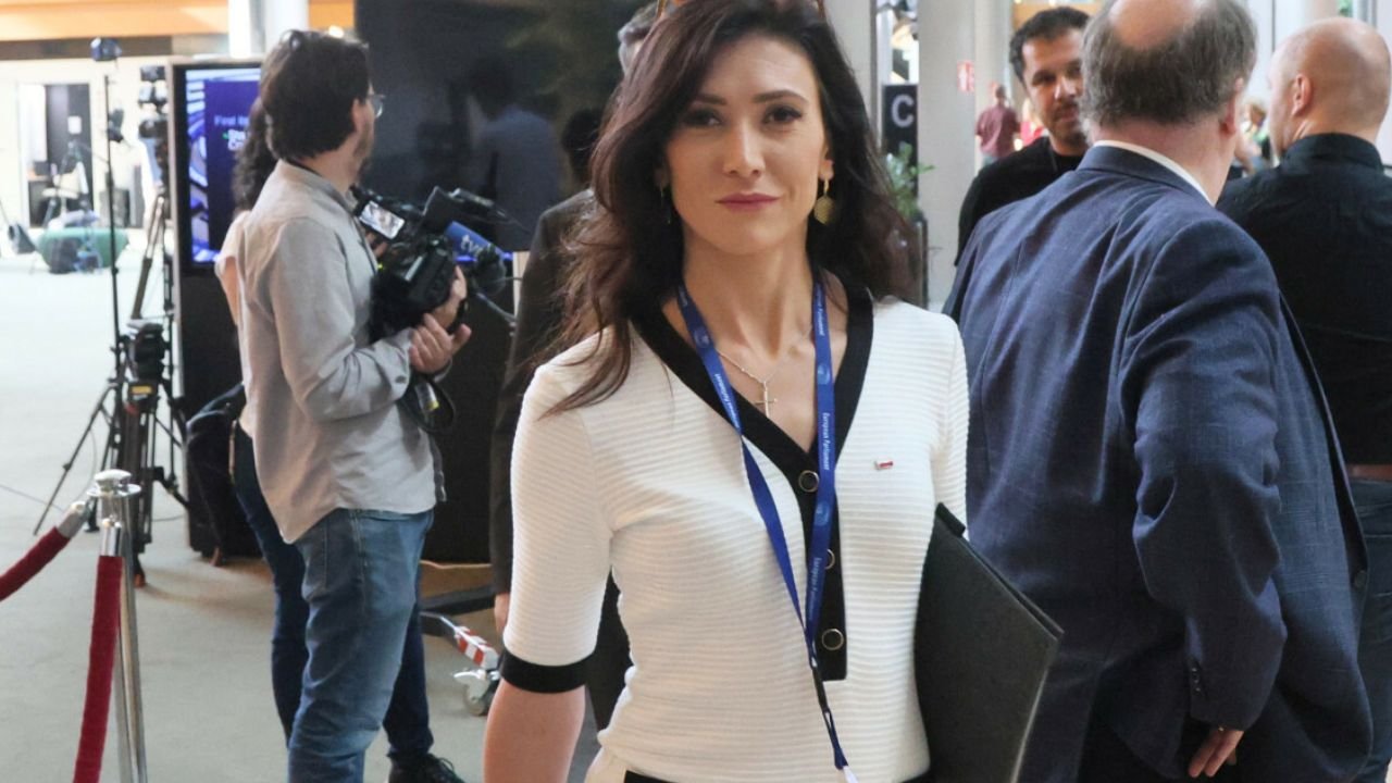 Piękna Ewa w Strasburgu prezentowała swoje wdzięki w kusej sukience. Mężczyźni nie mogli oderwać od niej oczu