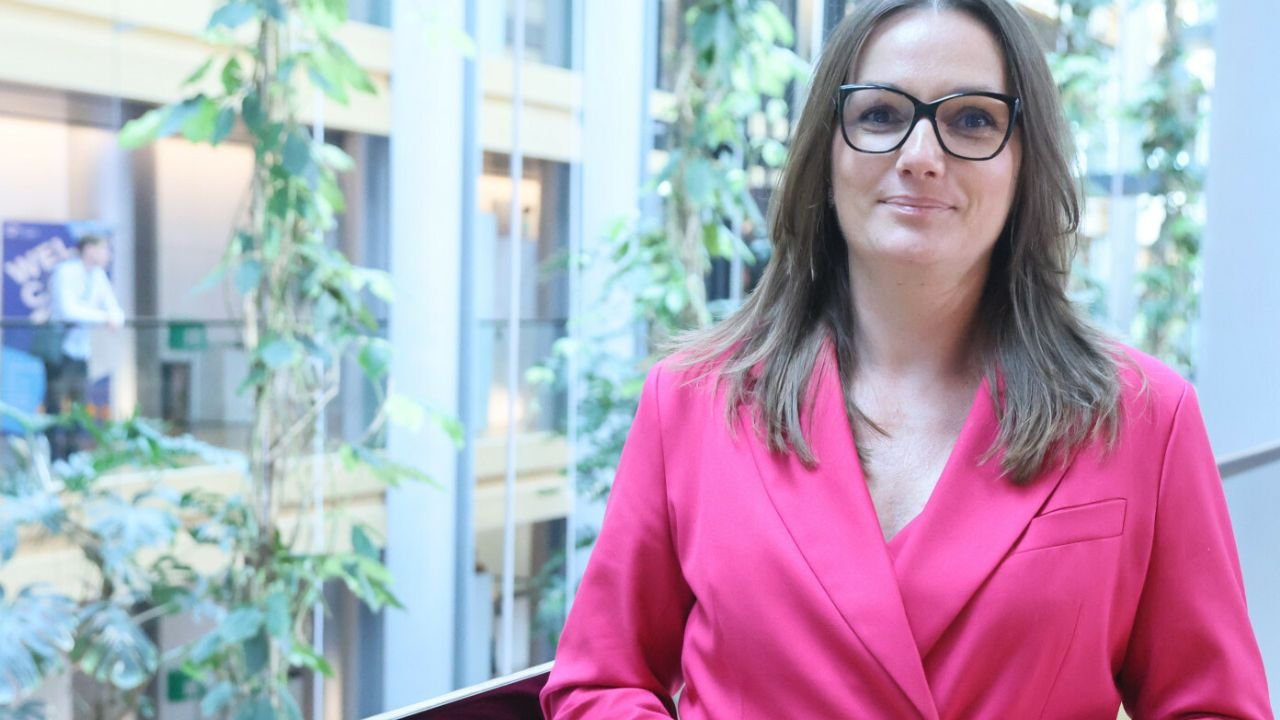 Jagna cała w różu zrobiła sobie selfie z Ewcią w czerni. Tak się bawiły w Strasburgu