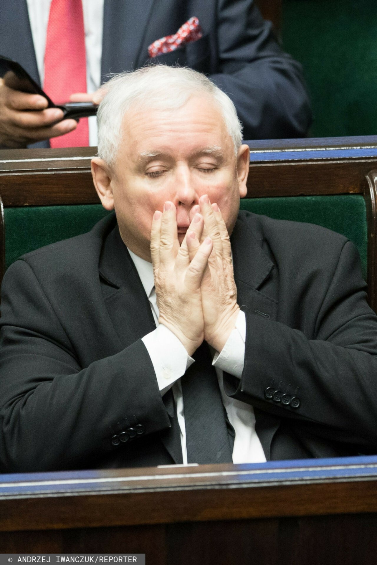 Jarosław Kaczyński zasłaniający dłońmi twarz i drag queen podczas otwarcia Igrzysk Olimpijskich