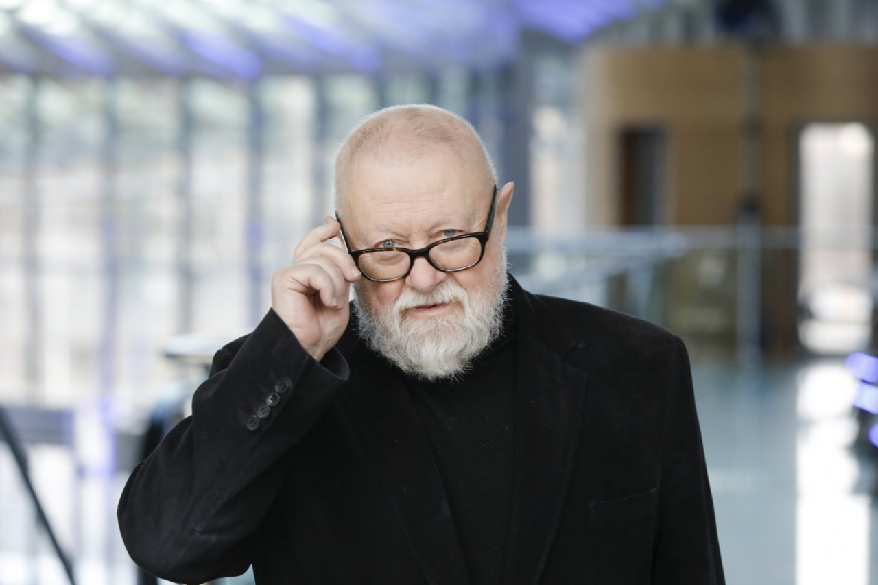 Jerzy Bralczyk w okularach